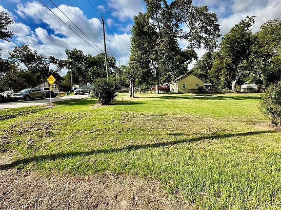 3rd image of 400 Old Angleton Rd