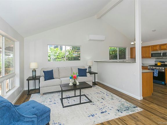 Open concept living w/ vaulted ceiling