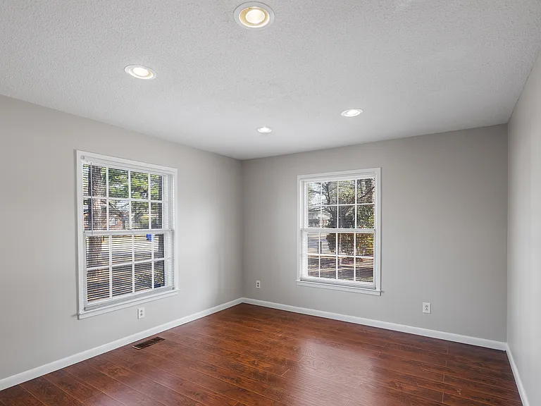 400 Hallmark Rd — Photo 33