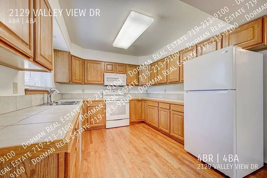 Roomy 4 bed, 4 bath, 2 car garage in town of Woodland Park! — Photo 3