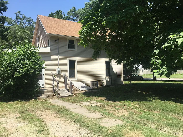729 Main St — Photo 2