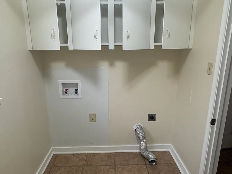 2121 Woodhaven Dr — Photo 3