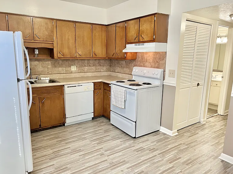 Mayfair Apartments — Photo 144