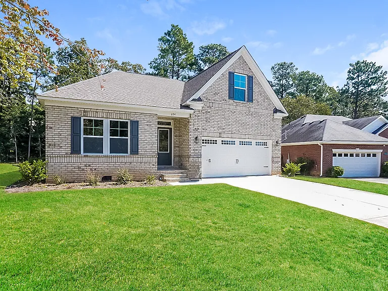 224 Bainbridge Dr — Photo 1