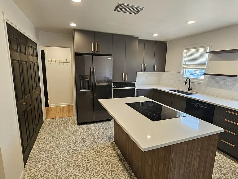 Kitchen w/laundry closet