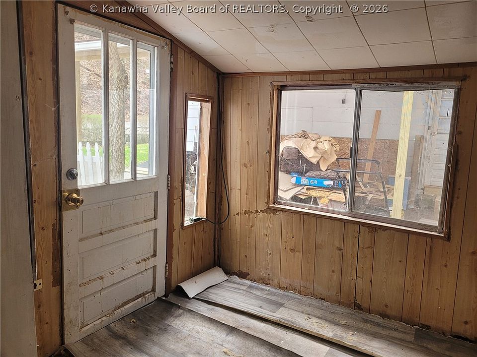 7th image of 637 S Ruffner Rd