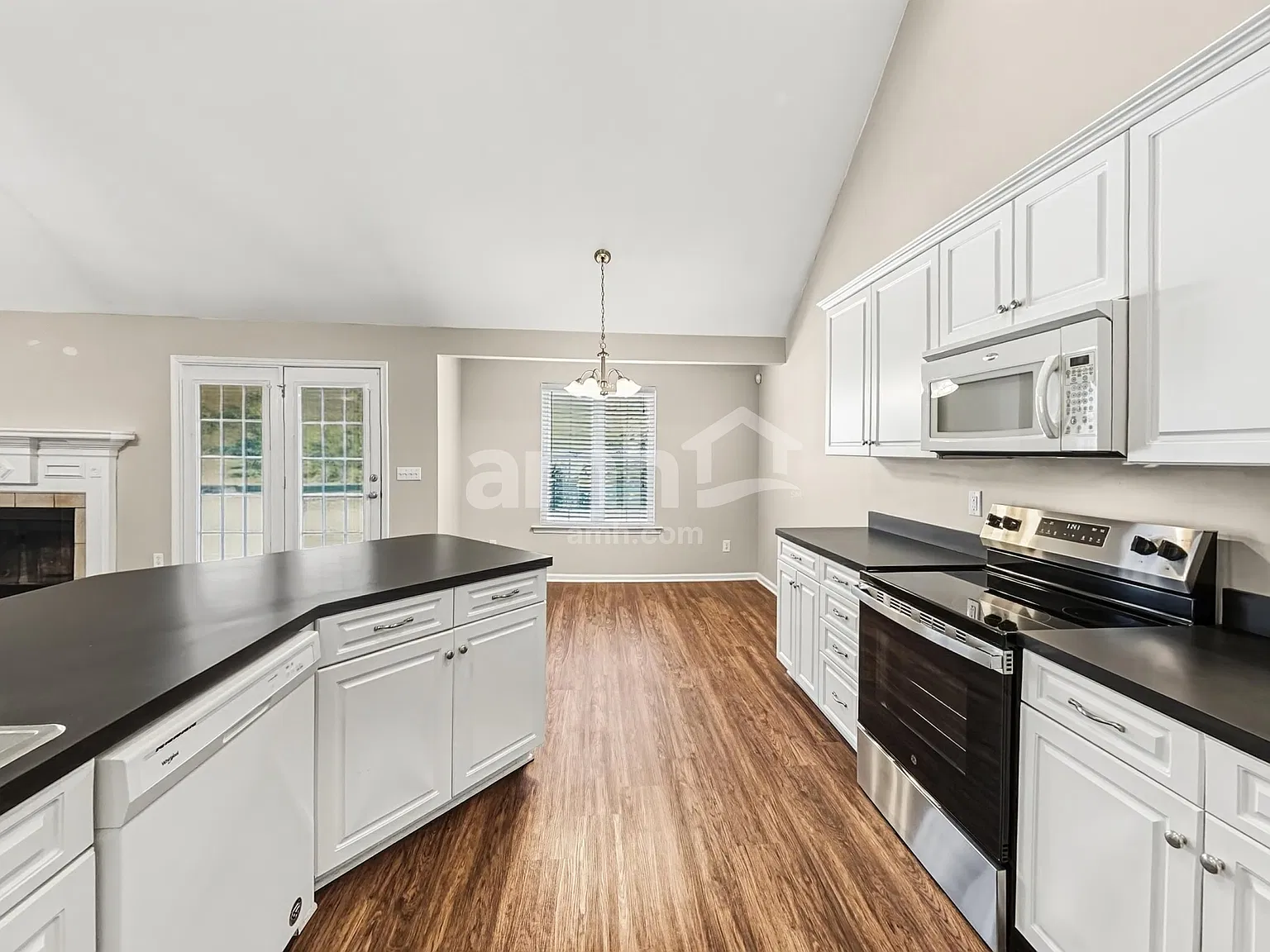 3 bed, 2.0 bath, 1730 sqft, $2,390 — Photo 3