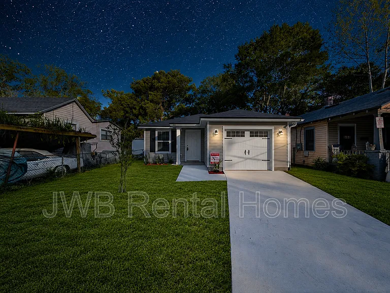 1923 Broadway Ave — Photo 11
