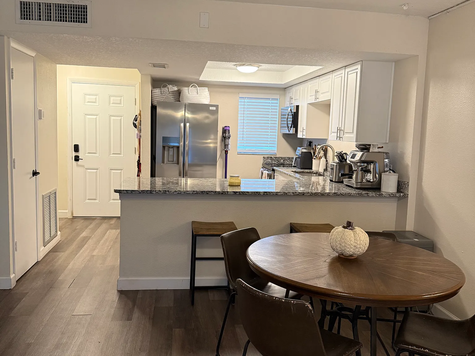 3819 N Oak Dr — Photo 2
