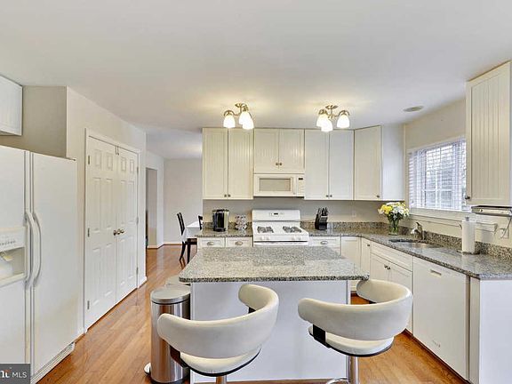 4th image of 8233 Daniels Purchase Way