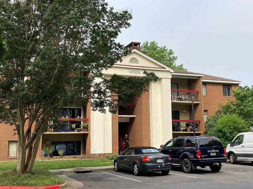 4002 Governors Sq #6