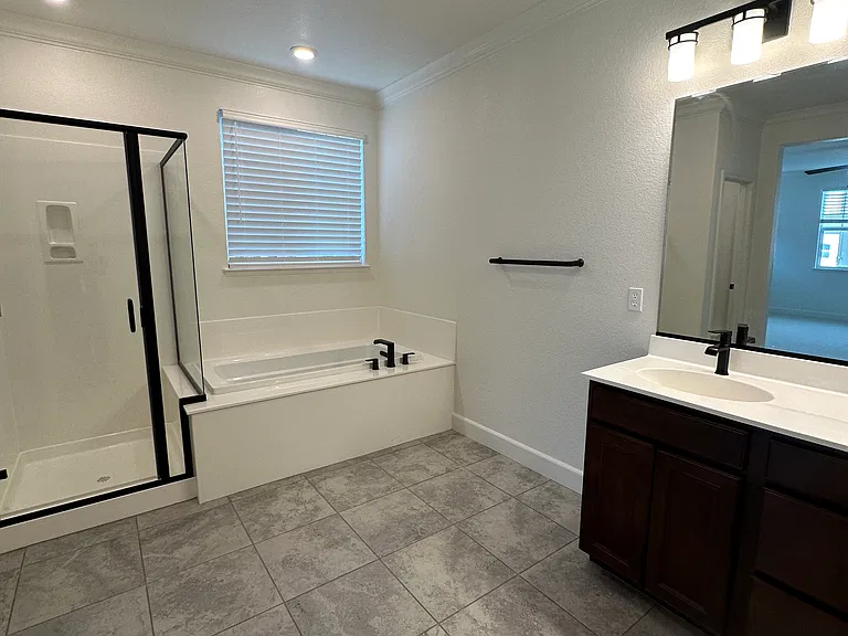517 Central Pacific St — Photo 7