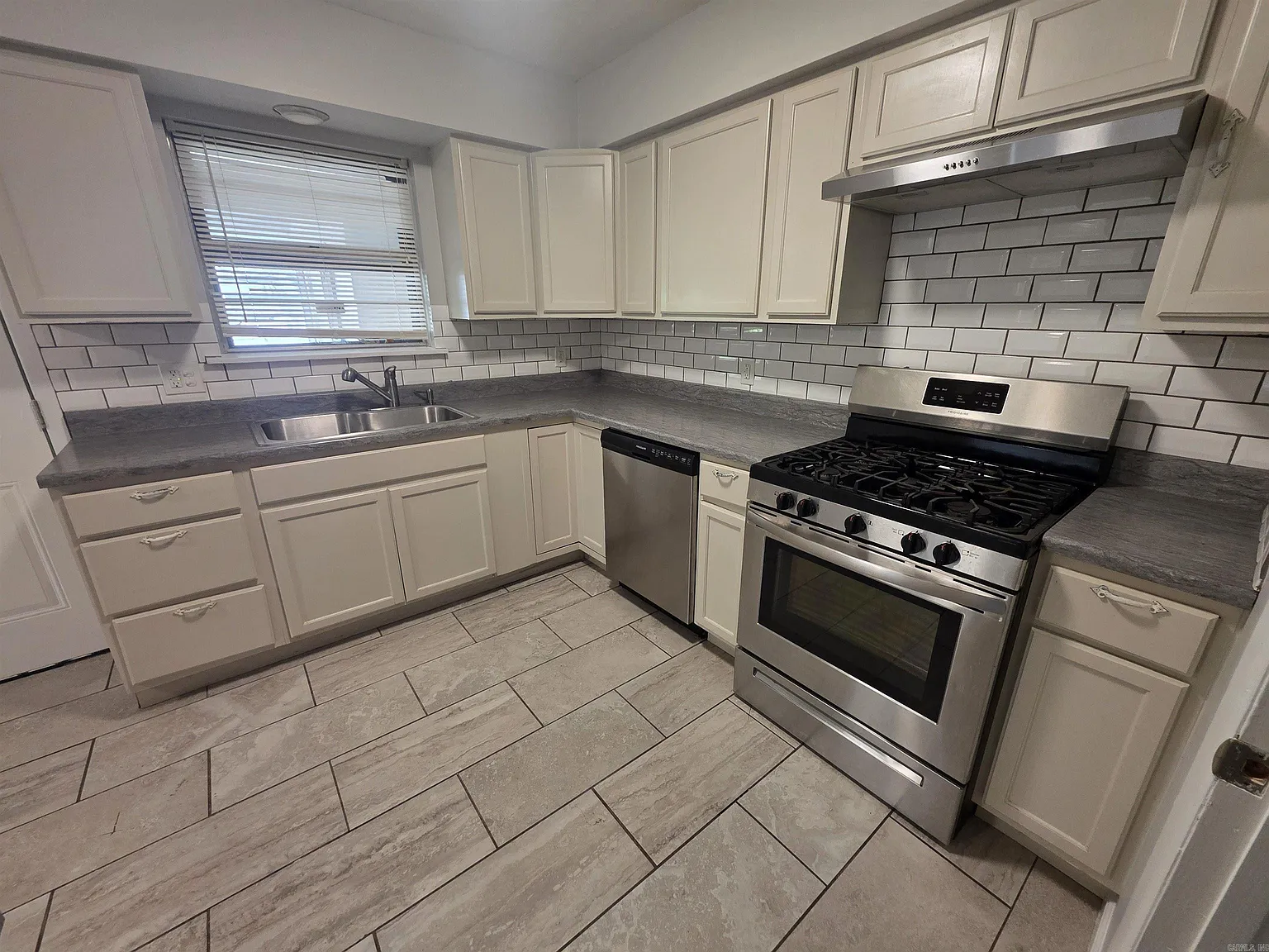 3 bed, 1.5 bath, 960 sqft, $1,225 — Photo 4