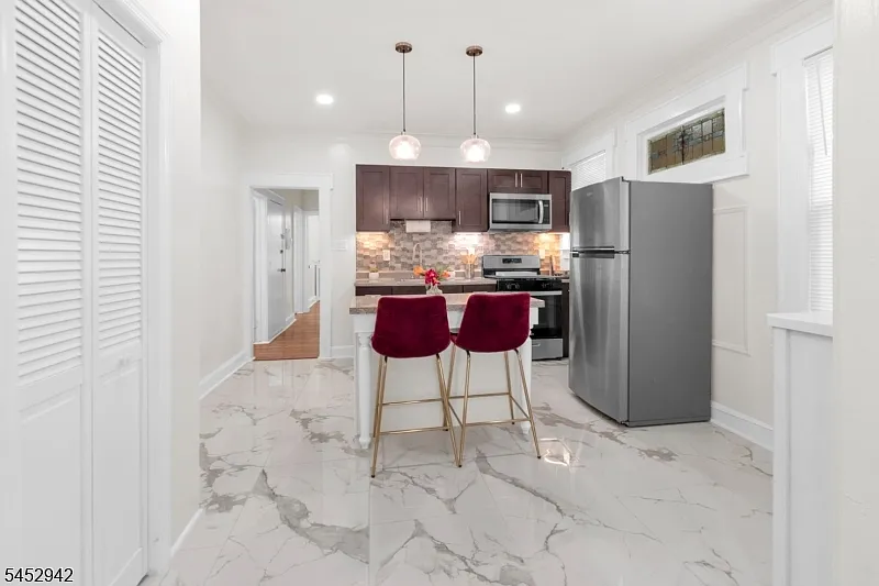 3 bed, 1.0 bath, $2,400 — Photo 4
