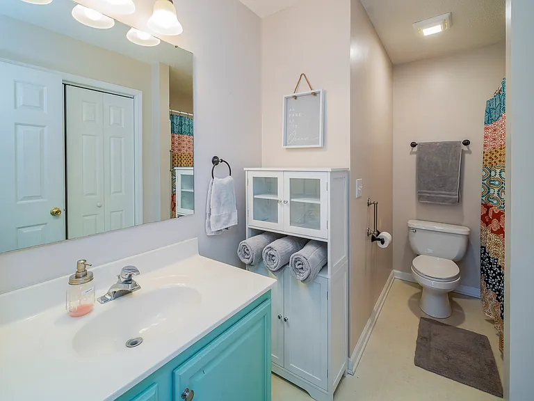 Main Bedroom has ensuite bathroom with Shower/Tub combo