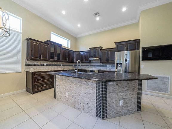 5th image of 6855 Fairway Lakes Dr
