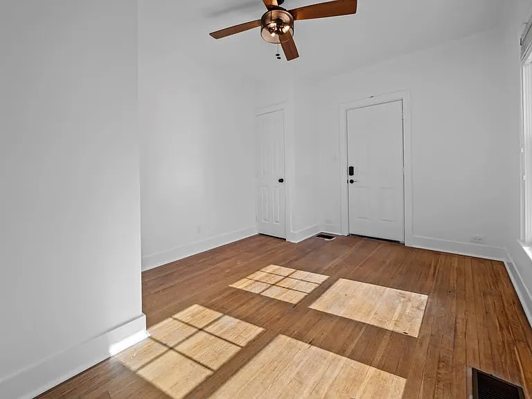 210 E Dobbs St — Photo 23