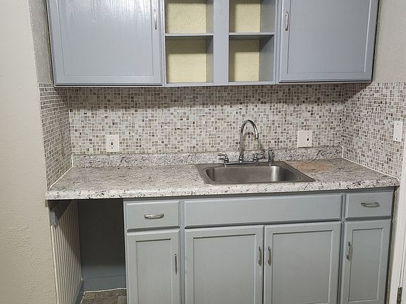 5th image of 332 E Clarendon Dr