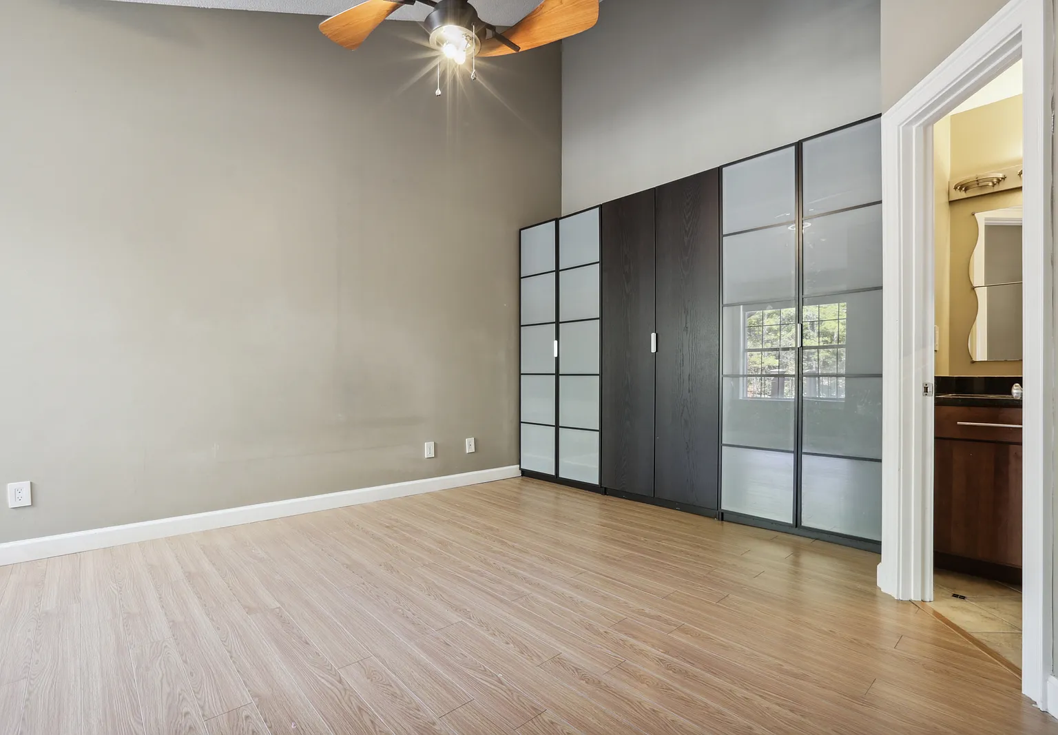 3 bed, 950 sqft, $2,000 — Photo 2