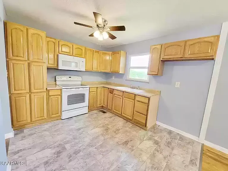 407 Glenoaks Dr — Photo 3
