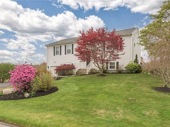 39 President Dr, Narragansett, RI 02882