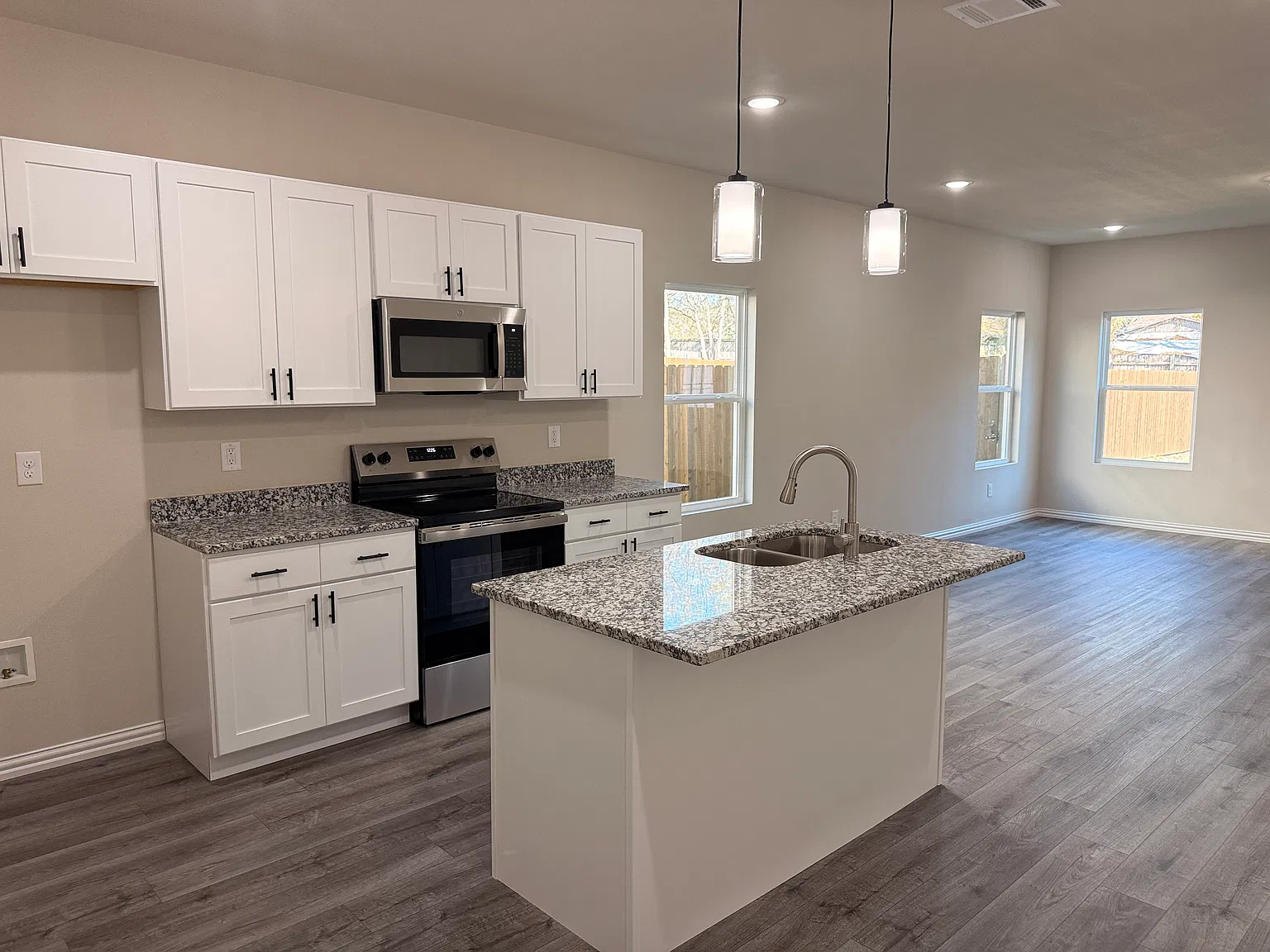 3 bed, 2.5 bath, 1671 sqft, $2,200 — Photo 2