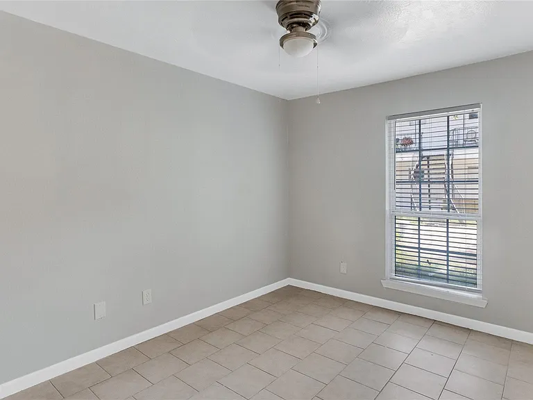 122 E Crosstimbers St #106 — Photo 8