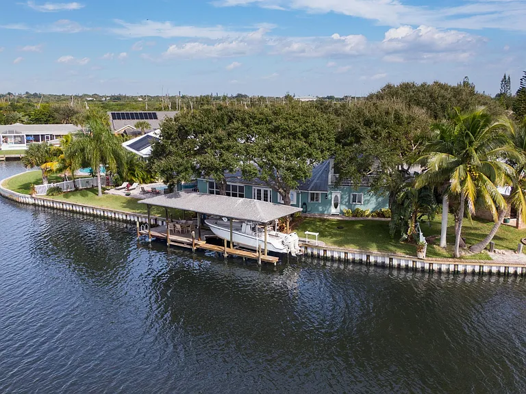 160 feet of lagoon water frontage