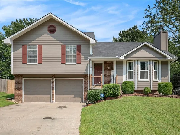 1201 NE Country Ln, Lees Summit, MO 64086