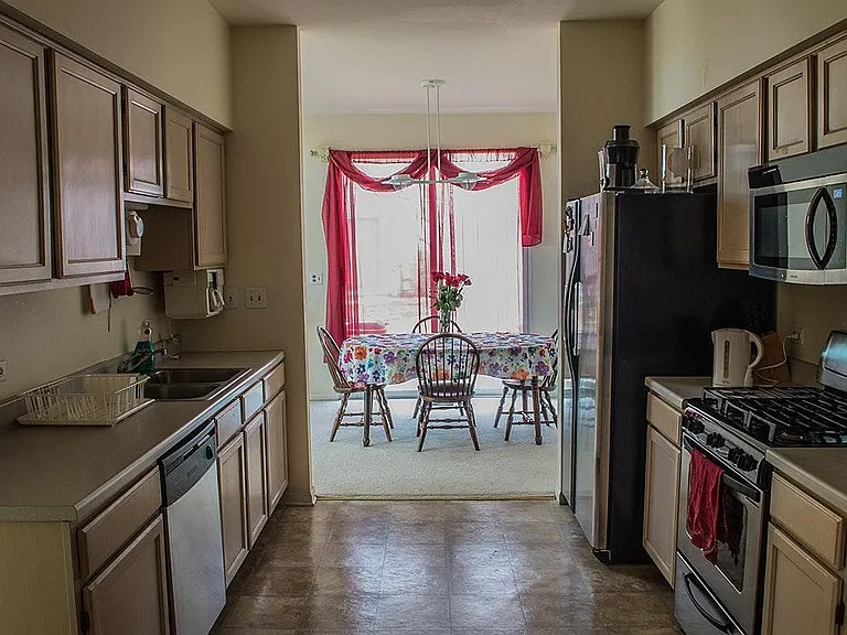 284 Hunterdon Ct — Photo 3