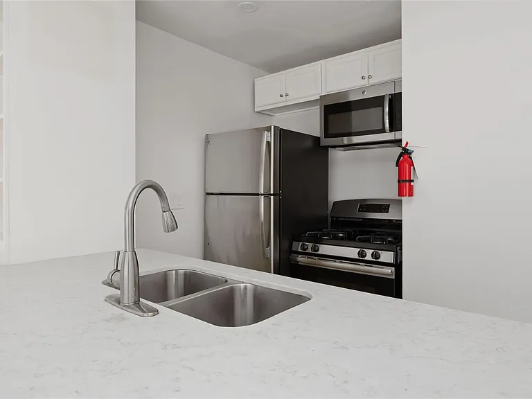 2218 Hazard St #4 — Photo 6
