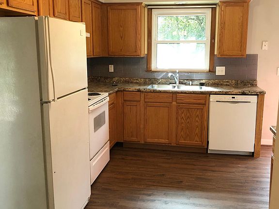 3rd image of 2540 Cedarwood Ave