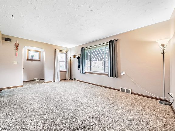 4th image of 812 Clark St