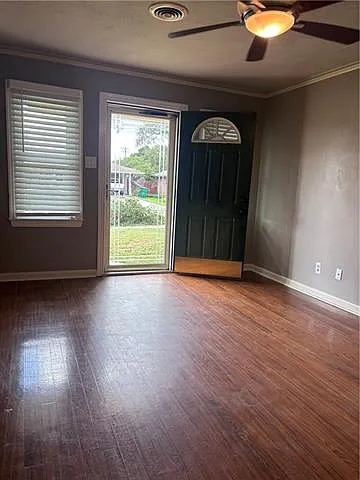 3 bed, 2.0 bath, 1360 sqft, $2,100 — Photo 2