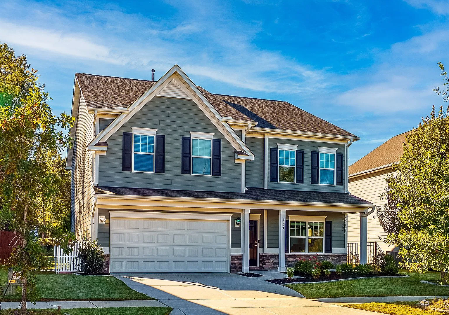 Stunning 4BR/4BA Huntersville Home with Modern Kitchen & 2-Car Garage! — Photo 1