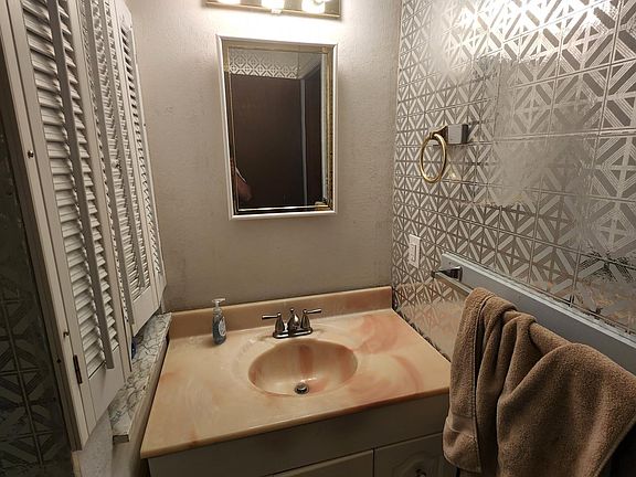 5th image of 96 Manning Blvd #1