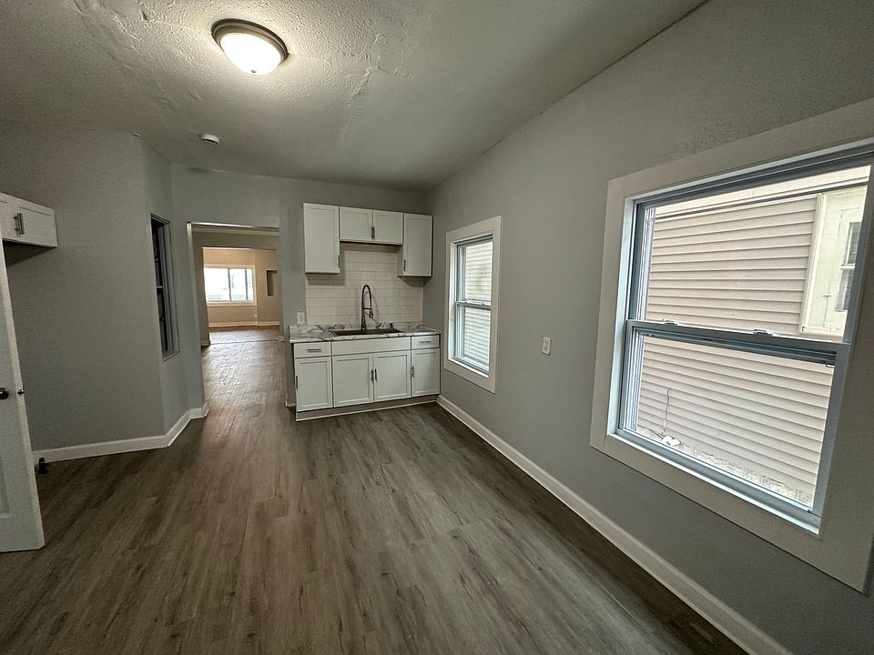 1st image of 2921-2923 W Walnut St #2921