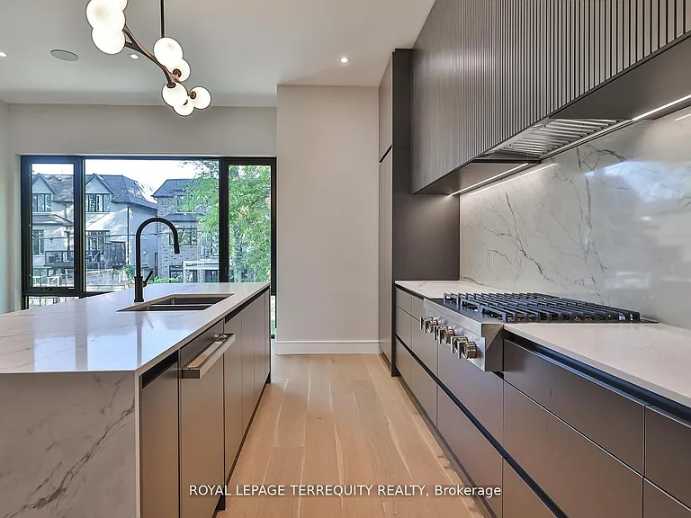 741 Woburn Ave — Photo 13