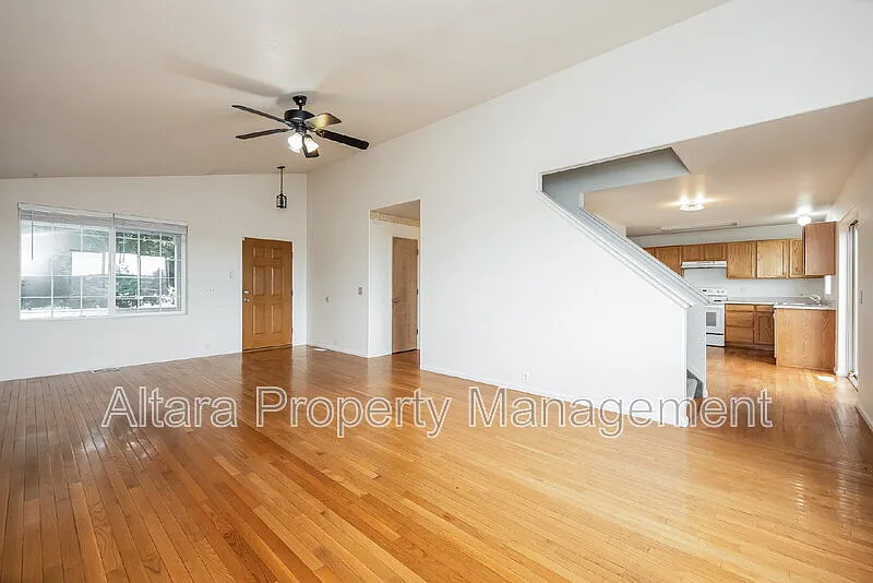 3 bed, 3.5 bath, 2106 sqft, $2,382 — Photo 2