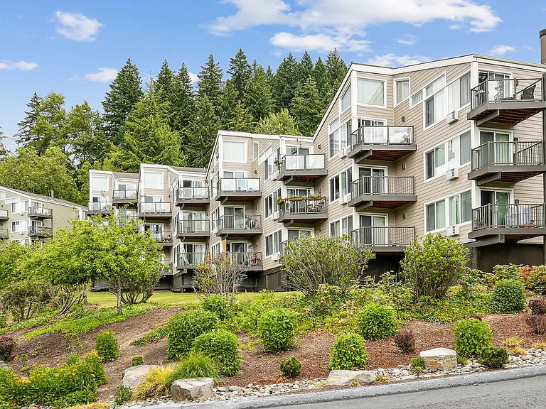 Sunset Summit Apartments — Photo 65