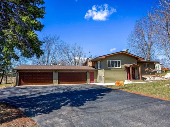 4591 W Greenleaf Dr, Eagan, MN 55123