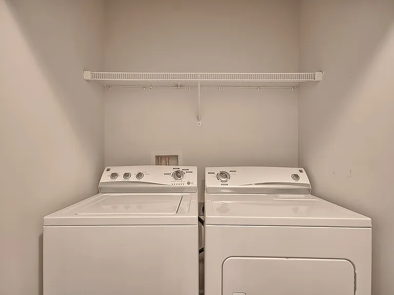 (065) Oakridge Apartments — Photo 13