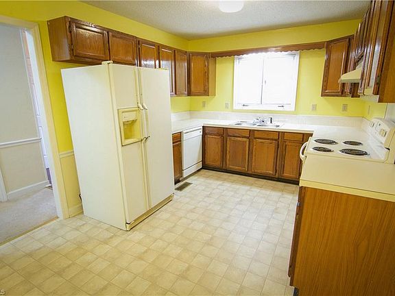 5th image of 2116 Hollyrood St