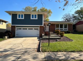 15321 Maple Dr, Oak Forest, IL 60452