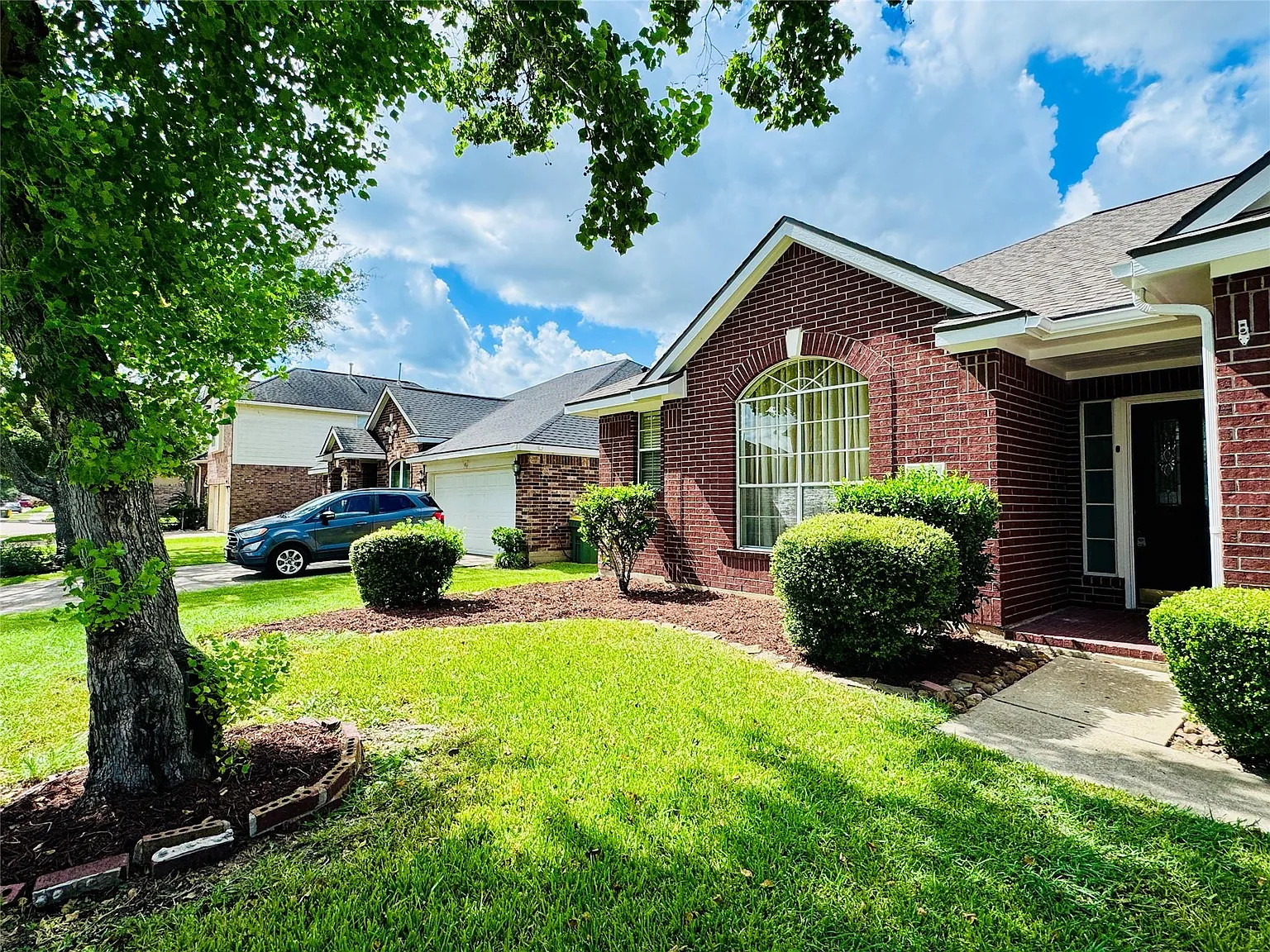 3 bed, 2.0 bath, 1910 sqft, $2,299 — Photo 2