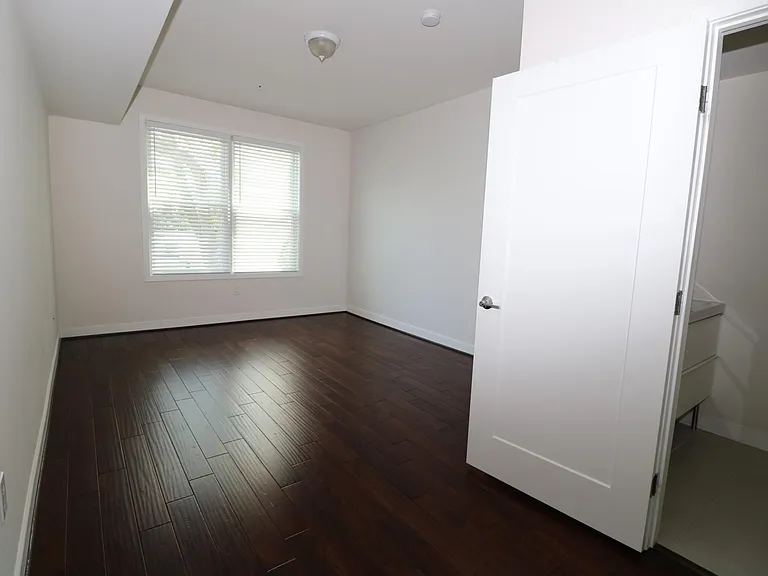 Main bedroom with ensuite and walk-in closet