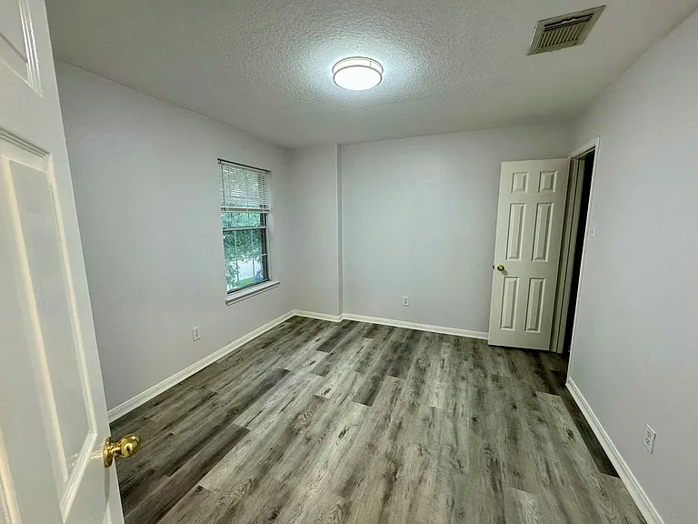 1910 Plum Falls Ln — Photo 29
