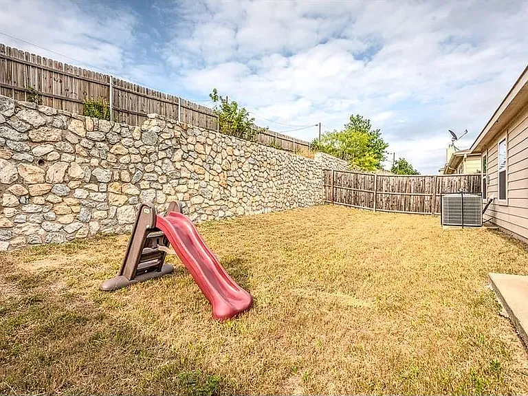 2205 Sims Dr — Photo 10
