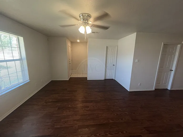 912 McDaniel Cir — Photo 5