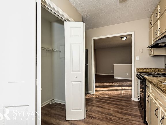 4th image of 65 Meadowbrook Dr